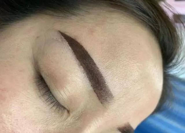 纹眉失败案例:眉毛出现晕色发红发蓝,是色料还是技术导致的?