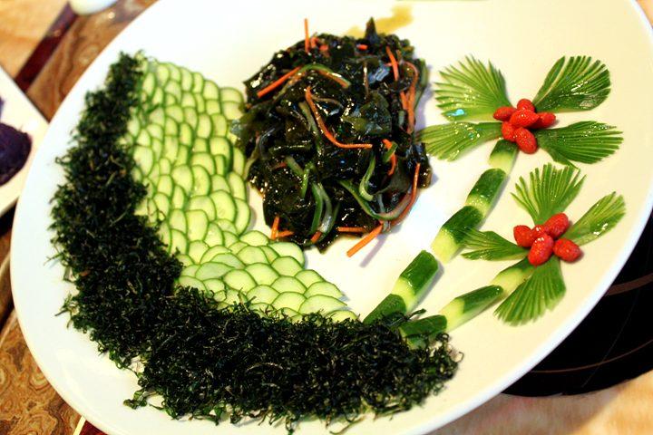 这道菜的深海螺旋藻采用的是凉拌的制作,较多保留了原来的口感.