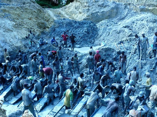 自从加纳清理中国人的金矿后,惨遭损失的淘金客痛定思痛,与其与欧美