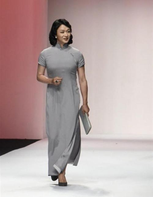 金星真是拼了,旗袍配"大波头"气质变温柔,1米67的身高