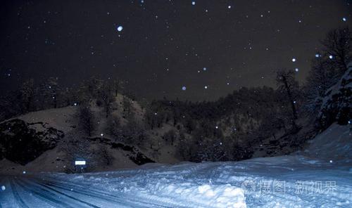 夜晚与雪.村庄的灯光.阿塞拜疆 lerik 自然
