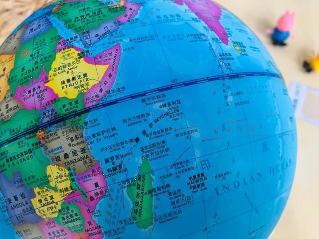 经度纬度 它还是万向旋转设计,地球仪上涵盖全球220多个国家和地区,有