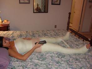 不能动,必须卧床,我一个人在家照顾她,可她一身石膏我根本搬不动啊