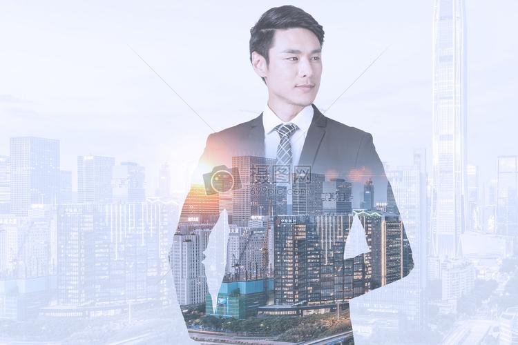 城市剪影上的成功人士