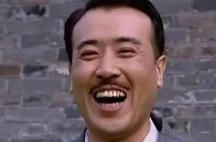 还有那个刘备蹦迪的形象,前年被网友们做成了表情包,让于和伟莫名其妙