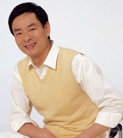 濮存昕10万买灯泡模型被疑作秀图