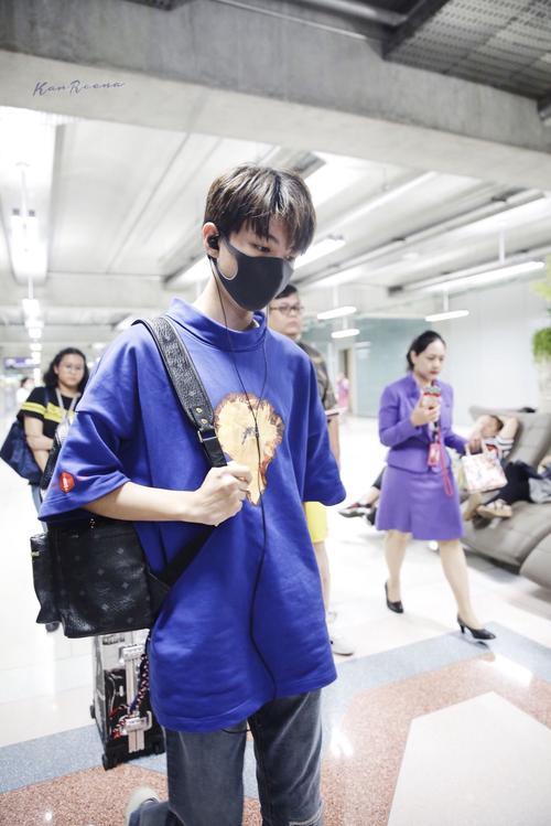 tfboys分享210808身穿蓝色系的王俊凯向你报道这活力满满的少年气让人