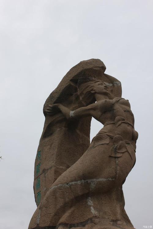 女娲双臂托起的应为补天的五彩石.