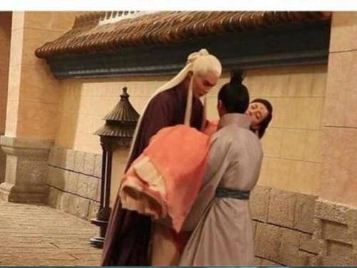 为什么公主抱只拍上半身?当镜头下移后,网友:我懂了