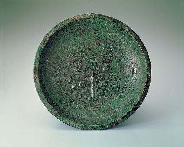 青铜夔纹蟠龙盘