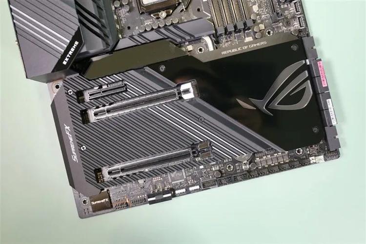 xii extreme主板非常疯狂地集成了13个4pin风扇接口,仅仅在主板的最