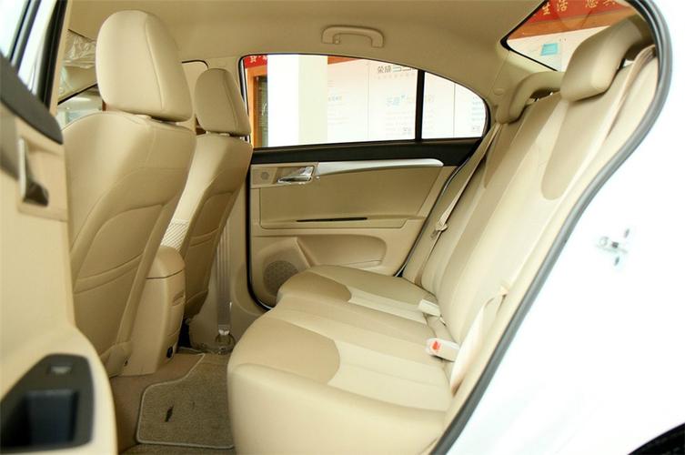 荣威350座椅空间
