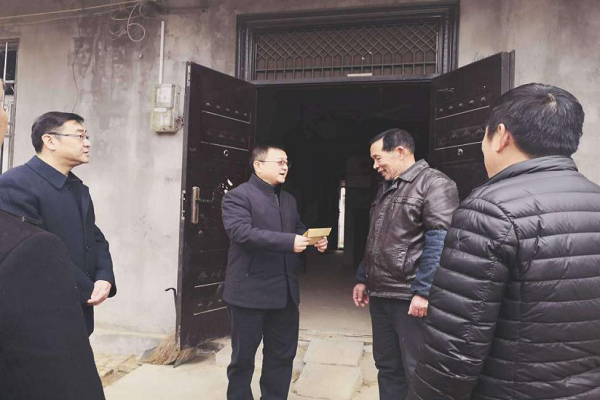 陈军到蔡家榨街走访慰问困难党员群众