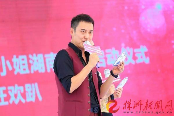 中国好声音那英"小二班"班长崔忠华2015年世界旅游小姐大赛中国区的