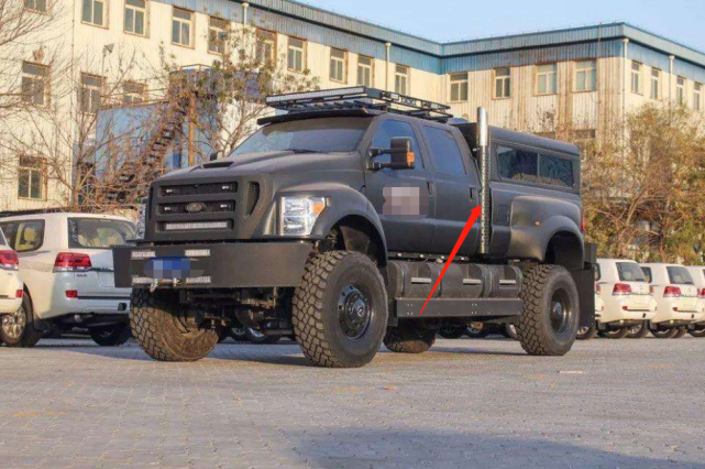 "巨无霸"越野车现身街头,车身堪比公交,排气管造型成亮点