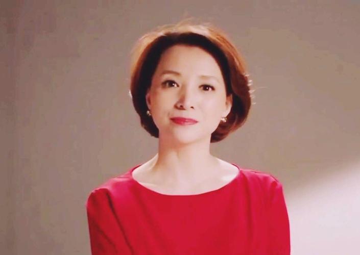 四肢肥硕蓬头垢面,董卿女神气质全无,这是遭遇了什么?