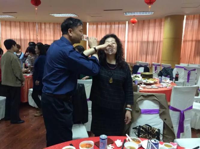 喝了一个交杯酒