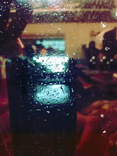 下雨天的高铁窗外