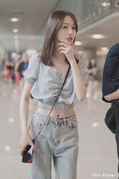 郑爽机场照来袭,一改往日少女风,另类风格更显帅气!