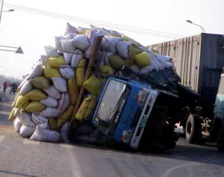 主车核定质量7.965吨,大货车实际总实载是78吨 超载危害大!这代价?