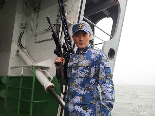 军旅戏《火蓝刀锋》明日将播 樊昊仑神秘出场