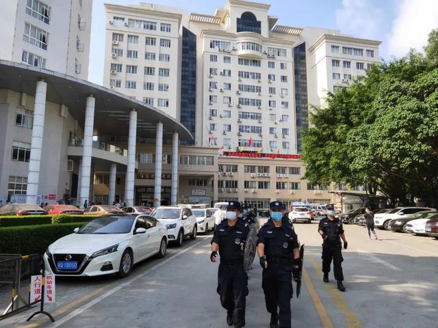 阳春市公安局巡警大队对火车站,医院,东湖广场,汽车站等重要场所进行
