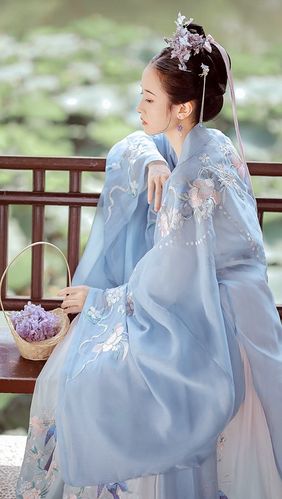 文静汉服美女侧颜写真图片