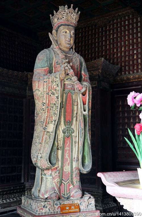 这尊金刚头戴高冠,面颊圆润,眉毛修长,鼻挺唇薄.