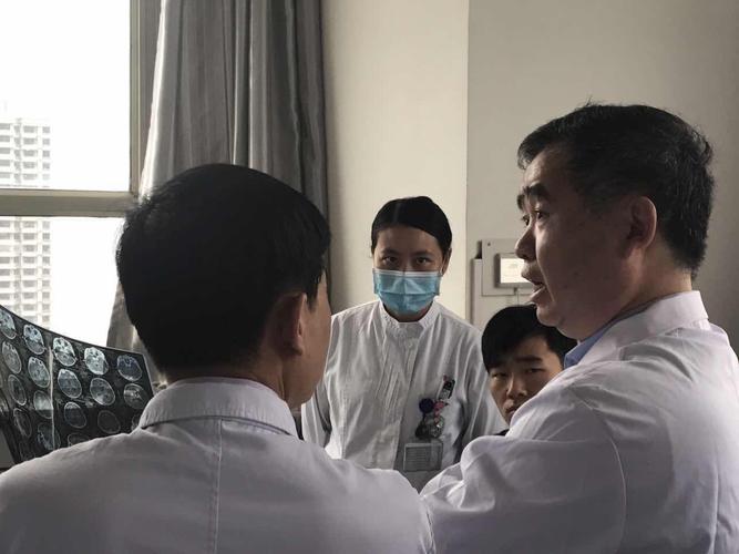 华山医院神经外科副主任,著名颅底显微外科专家钟平教授于我院神经