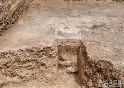 考古发掘出的清代石础,磉墩.