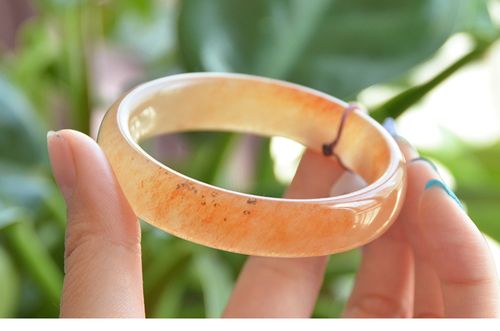 玉奴/新疆阿勒泰天然金丝玉手镯子/红白色宝石光/草花