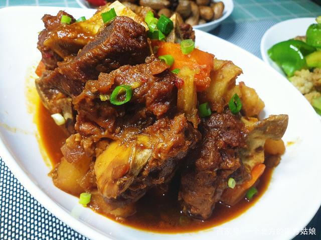 吃过酱香的牛脖骨,加土豆和胡萝卜换个红烧口味汤汁浓郁超级下饭