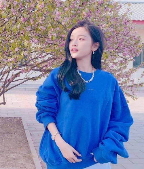 搭也很有自己的风格,从出道以来几乎就很少看过她穿同一件衣服出门过