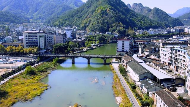 松溪县的奎光塔真能聚拢四方灵气在塔下一只野鸟亲昵地与我接触