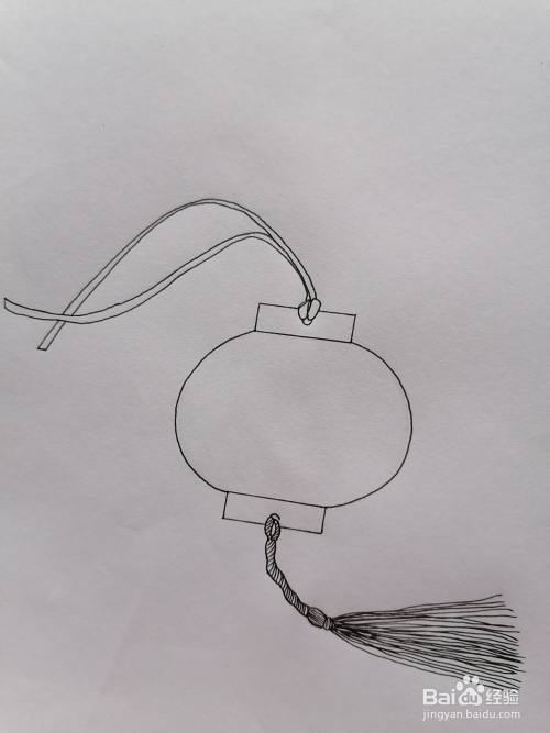 在灯笼的顶部画两条细彩带,在底部画一束流苏