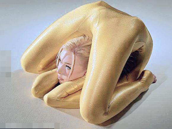 当她穿上紧身衣表演柔软的柔术时,简直就像一件优雅的艺术品.