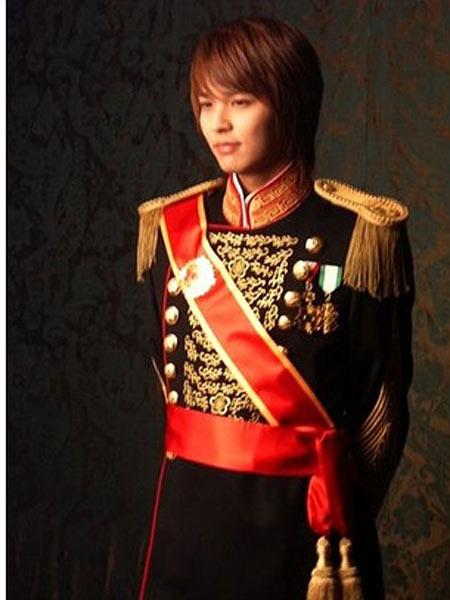 韩国男歌手,演员,毕业于 a target="_blank" href="/item/韩国中央