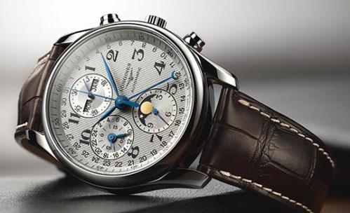 这款运动手表的表壳材质为精钢及陶瓷,机械表的动力储存最高可达64