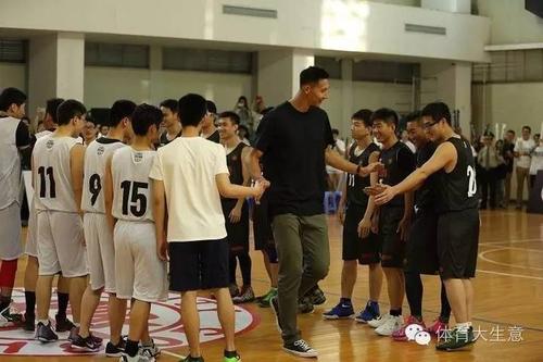 中央电视台篮球解说员于嘉担任解说并赛后颁奖,易建联作为解说嘉宾且
