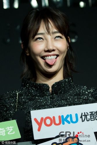 白百何上海捞金 表情搞怪吐舌卖萌捂嘴狂笑