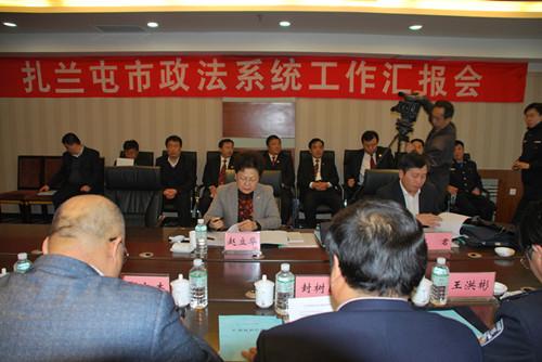 扎兰屯新闻网 新闻 正文     摄影纪明国       10月21日,呼伦贝尔
