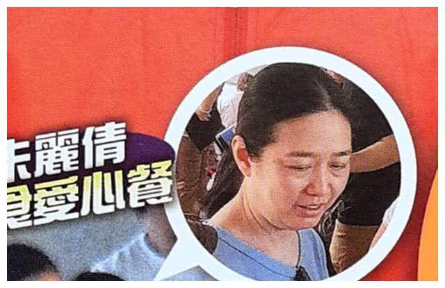 刘德华老婆朱丽倩现身女儿校运会身材发福胖成一个球