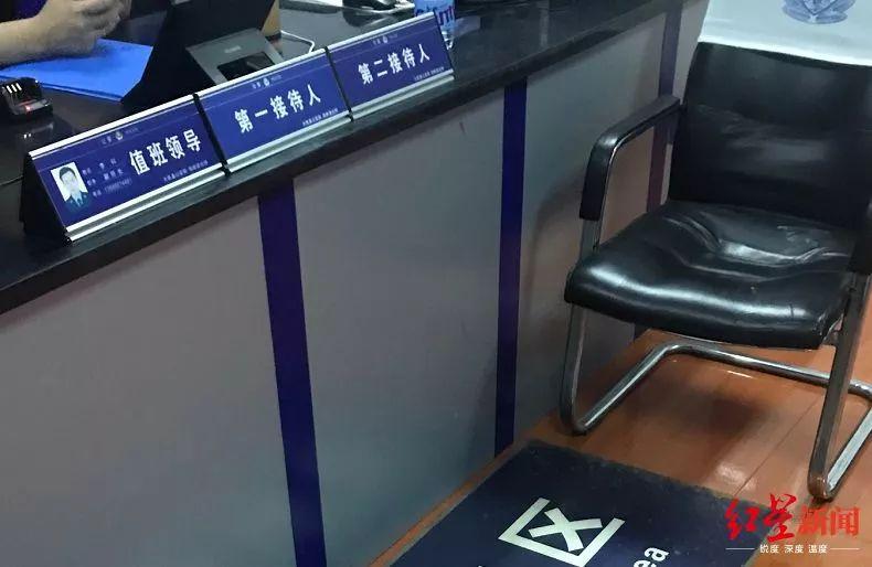 在西岭派出所接待大厅的值班民警告示牌上依然悬挂着"李科"的照片和