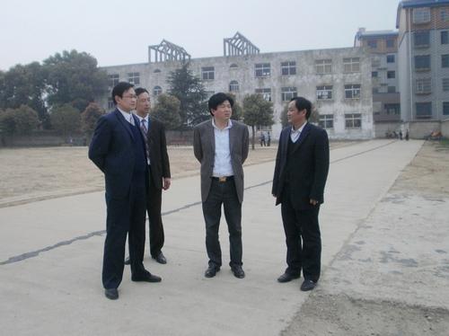 庐江县教育局深入白山镇检查指导学校工作