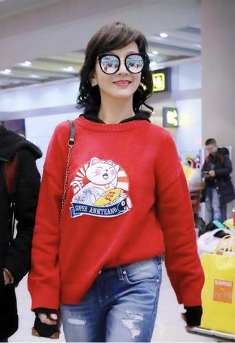 赵雅芝气质古典优雅,穿休闲装也挺好看,暖意洋洋有"家