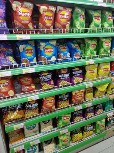 盐百超市休闲食品选购图片