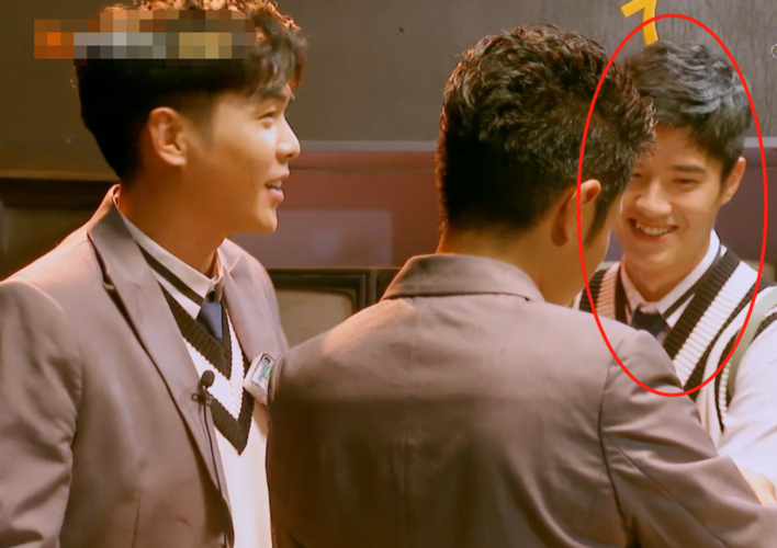 刘昊然避开摄像头,张若昀:你每次都摸我的胸,谁注意刘