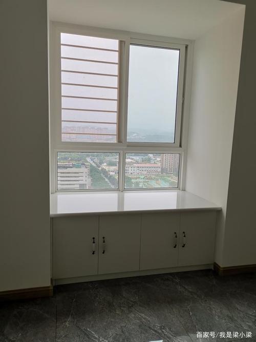 做成在窗户下面做成柜子,上面做成石材,依然是飘窗效果,但是下面多了