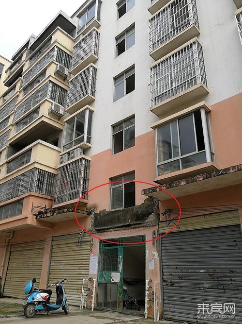 有惊无险来宾一小区水泥挡雨板脱落