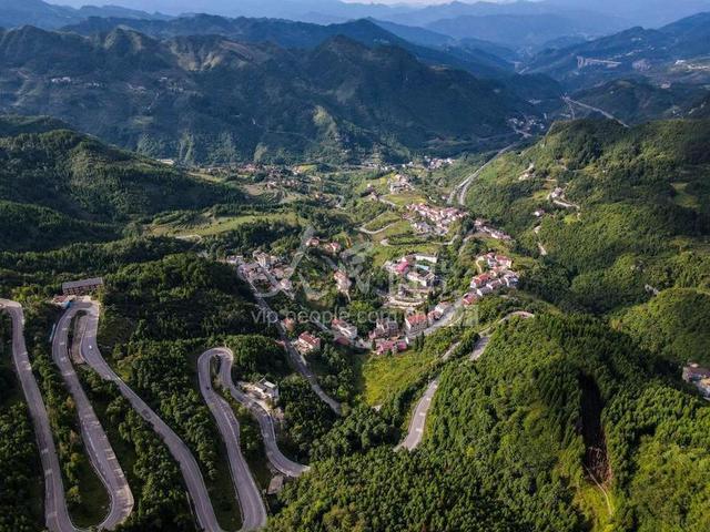 贵州遵义:七十二道拐成景点 山路弯弯迎客来